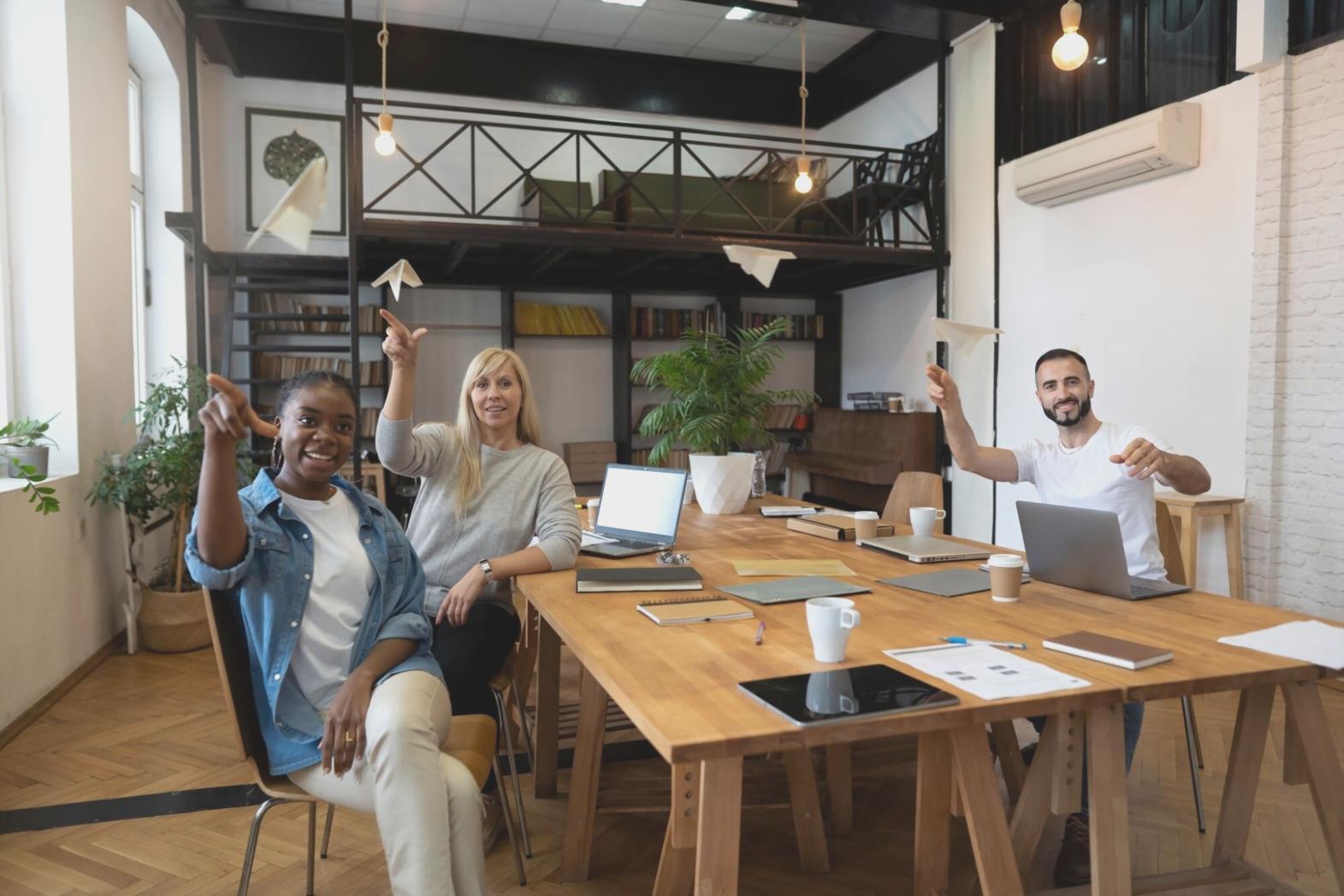 Profesionales colaborando en estrategias financieras